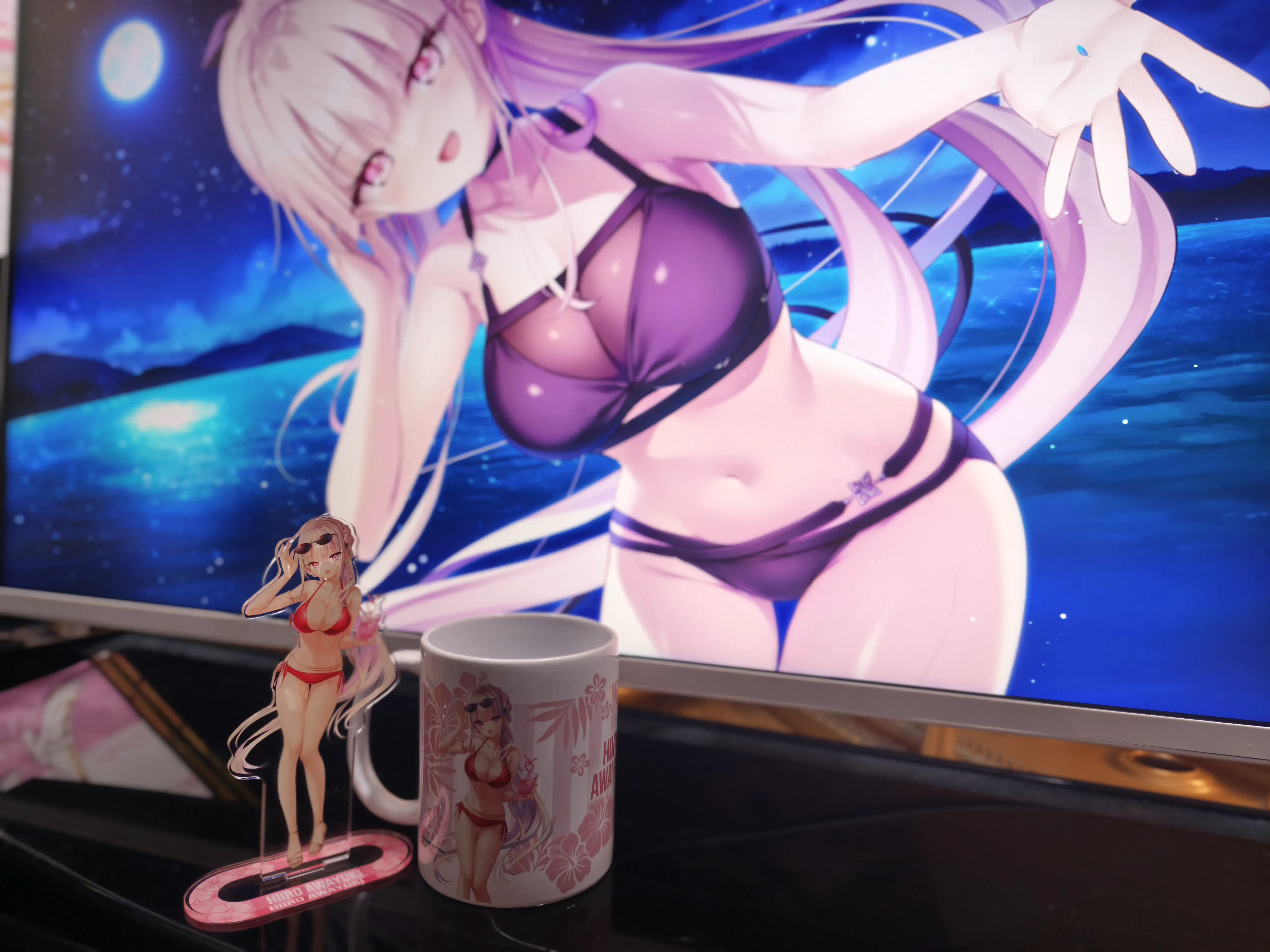 モニターに映る陽彩の水着CGと、陽彩の水着アクスタならびに水着のマグカップ