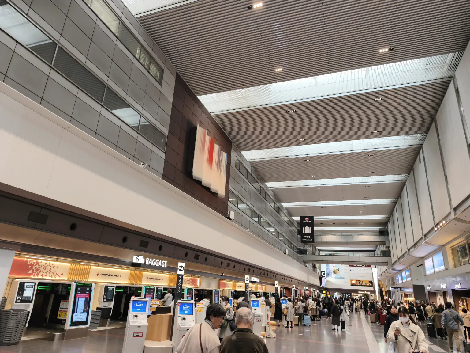 羽田空港第1ターミナルの制限区域外。自動預け荷物マシーン等がある