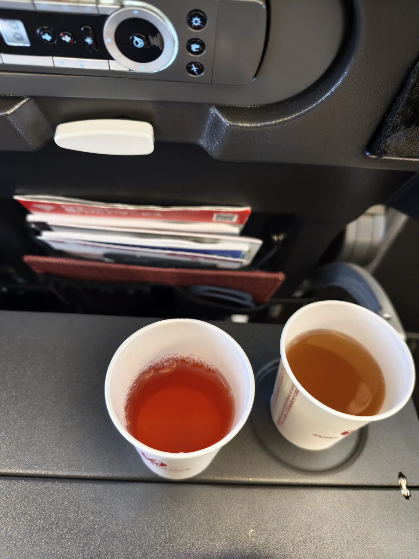 機内。スカイタイムとコンソメスープ