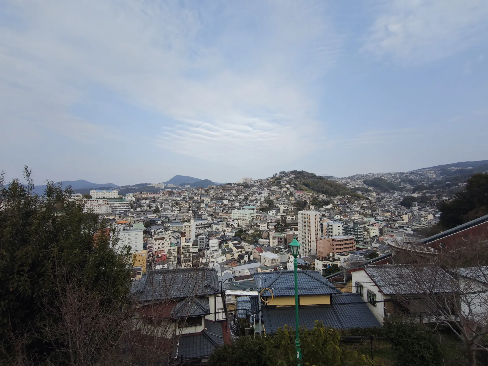 大浦天主堂付近にある丘からみた長崎　家が坂にびっしりひっついているように見える