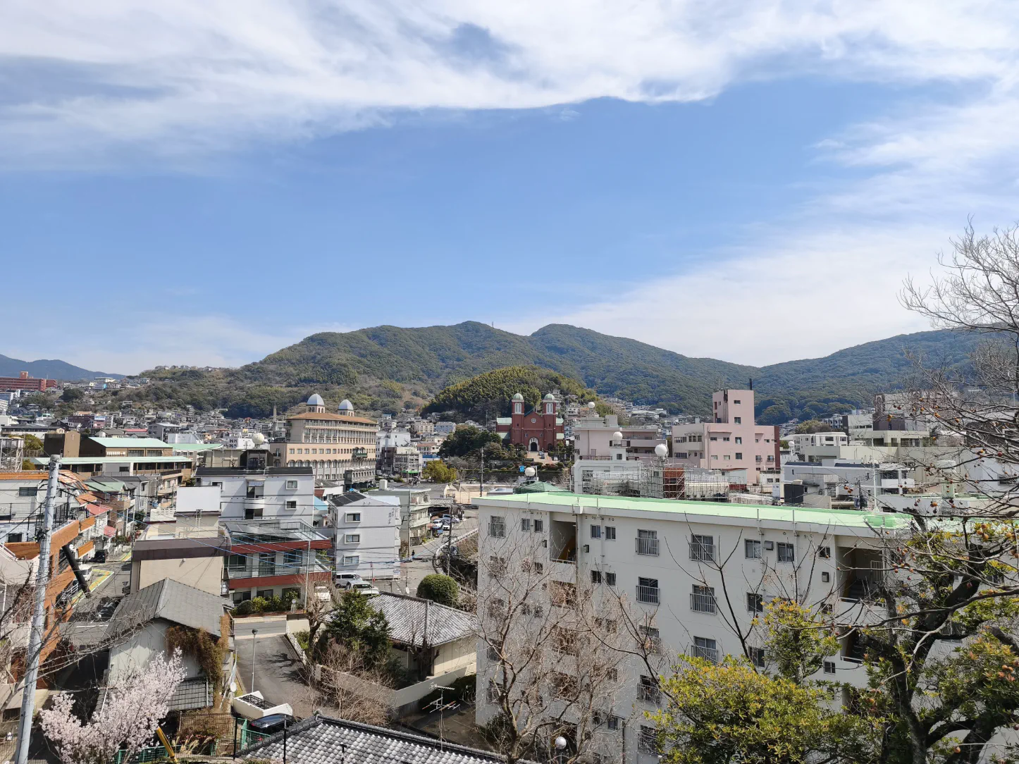 平和祈念像近くの階段からみる長崎市内の住宅の街並み