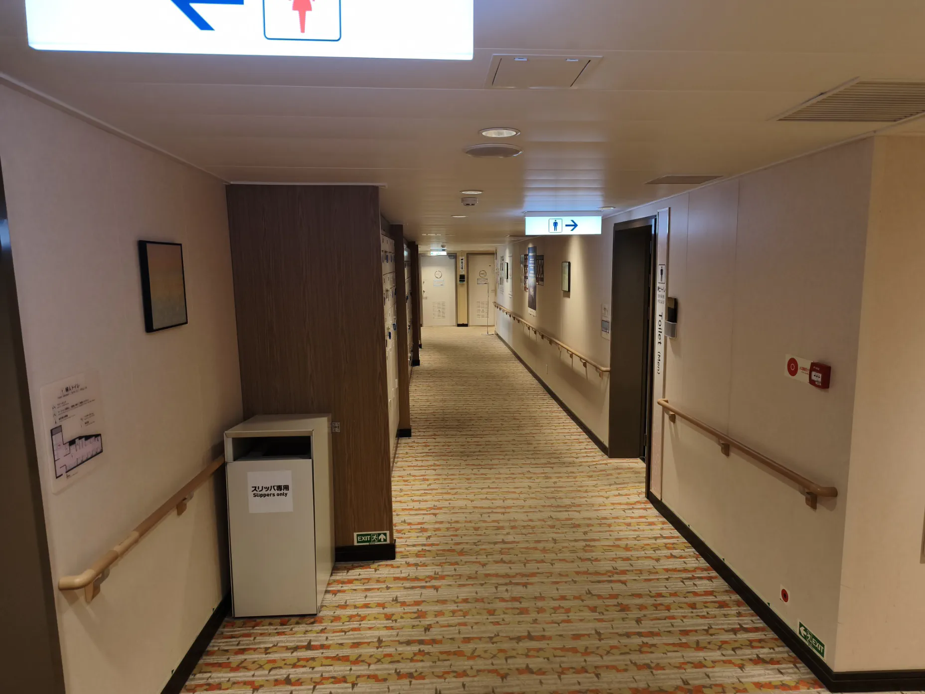 船内の廊下