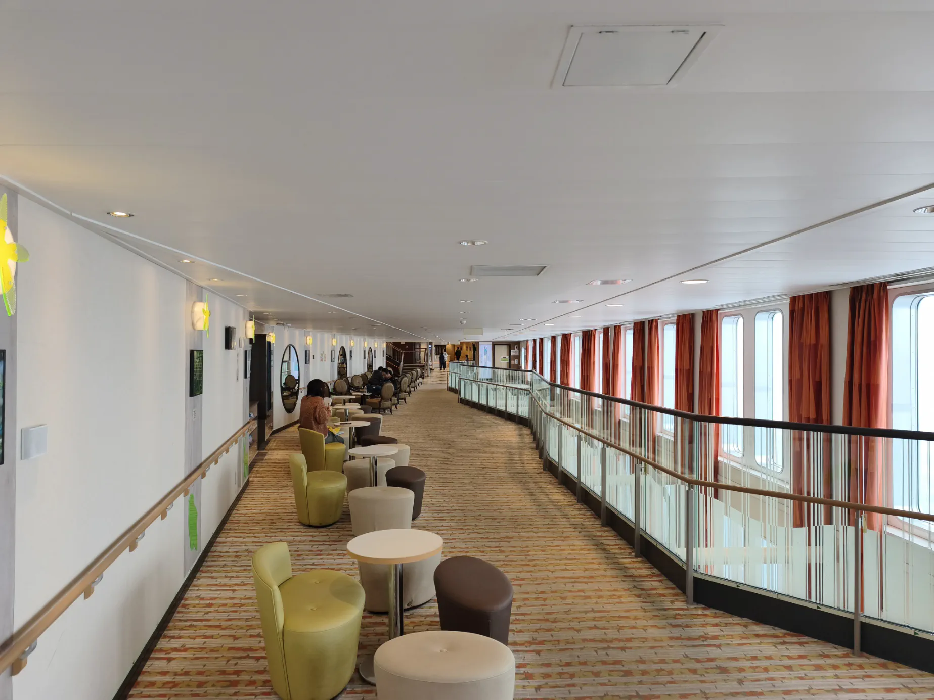 船内のプロムナード