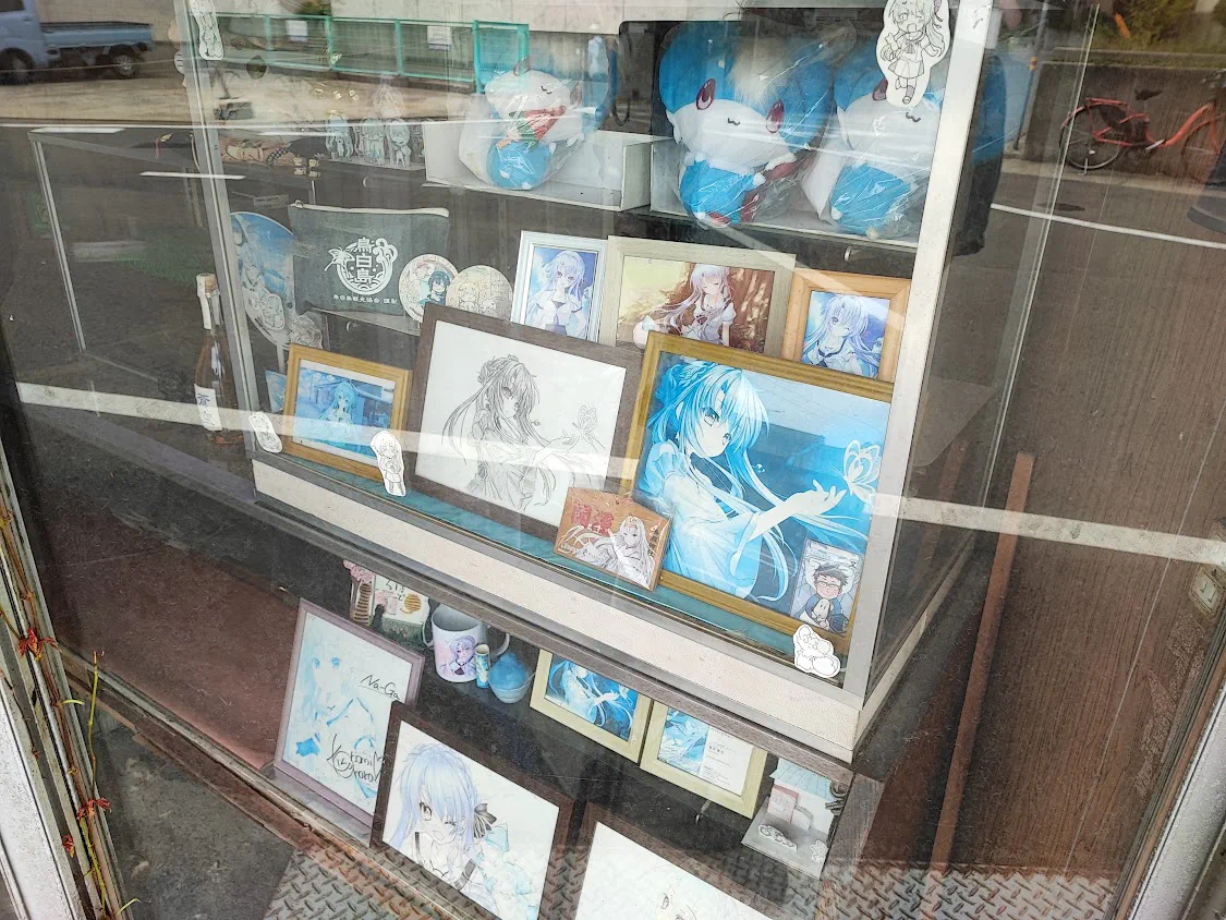 駄菓子屋の店内を外から撮影